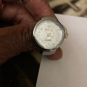 Gomia Silver Tone Glitter Quartz Finger Watch (New)